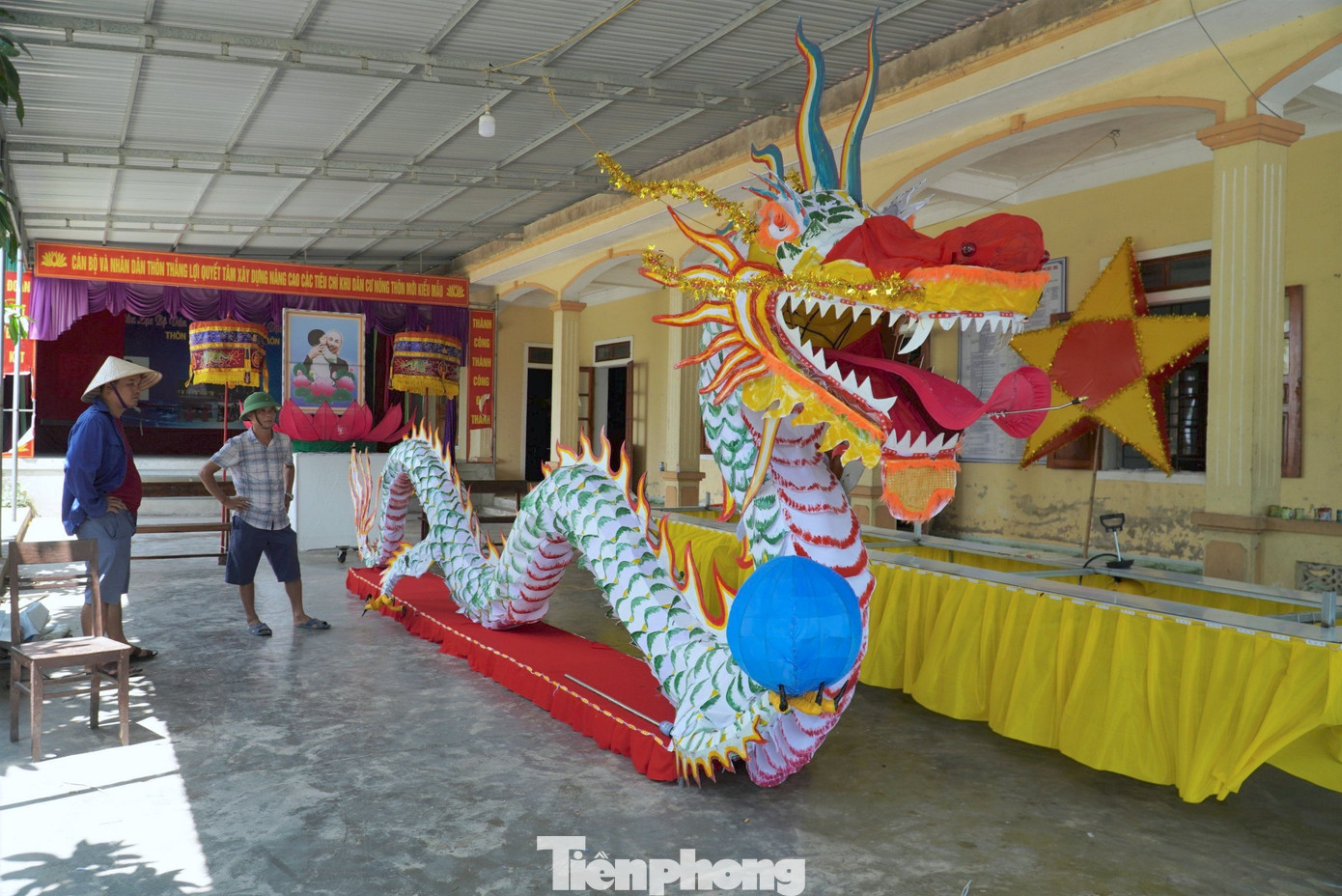 Trong vòng 10 ngày, người dân thôn Thắng Lợi, xã Đồng Môn (TP Hà Tĩnh) cũng đã hoàn thành đèn trung thu khổng lồ được làm từ biểu tượng linh vật con rồng. Theo người dân, đây là lần đầu tiên họ làm đèn to như vậy nên cũng khá vất vả vì có nhiều công đoạn.