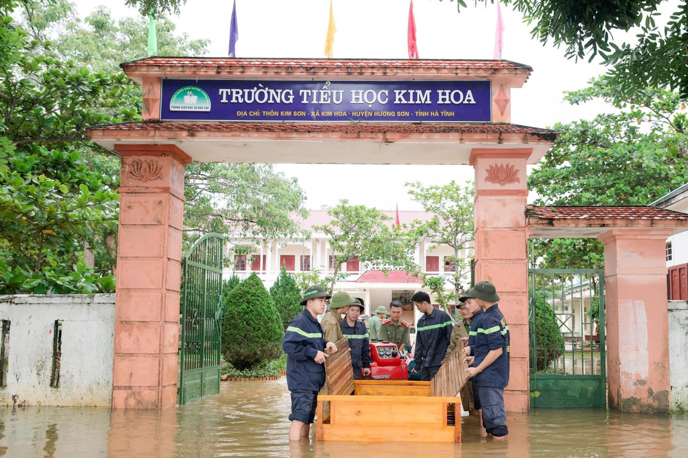 Trong đợt mưa lũ vừa qua, Trường Tiểu học Kim Hoa (xã Kim Hoa, huyện Hương Sơn, tỉnh Hà Tĩnh) là một trong những nơi bị ngập sâu nhất tại địa bàn. Trong đợt mưa lũ vừa qua, Trường Tiểu học Kim Hoa (xã Kim Hoa, huyện Hương Sơn, tỉnh Hà Tĩnh) là một trong những nơi bị ngập sâu nhất tại địa bàn.