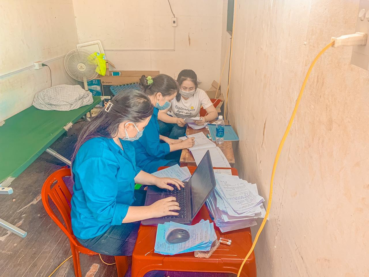 Nhóm bạn trẻ hỗ trợ ghi chép số lượng người từ vùng dịch về Hà Tĩnh để nhằm phòng chống dịch. Nhóm bạn trẻ hỗ trợ ghi chép số lượng người từ vùng dịch về Hà Tĩnh để nhằm phòng chống dịch.