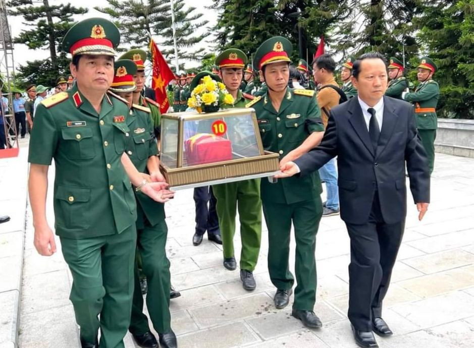 Dự Lễ truy điệu và án táng có lãnh đạo UBND tỉnh, Ủy ban MTTQ tỉnh, Đoàn Đại biểu Quốc hội tỉnh Hà Tĩnh; đại diện Ban Công tác đặc biệt Chính phủ, Bộ Tư lệnh Quân khu 4, đoàn công tác đặc biệt của thủ đô Viêng Chăn và tỉnh Bôlykhămxay, nước Cộng hòa Dân chủ Nhân dân Lào.