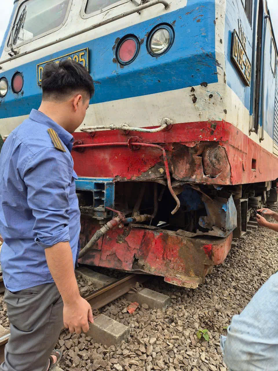 Chiếc xe tải và tàu hoả bị hư hỏng nặng sau va chạm.