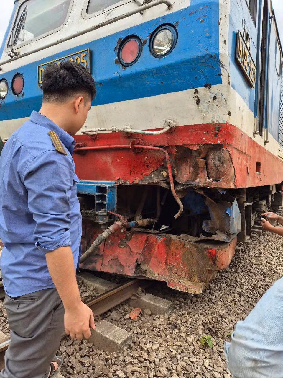 Chiếc xe tải và tàu hoả bị hư hỏng nặng sau va chạm.