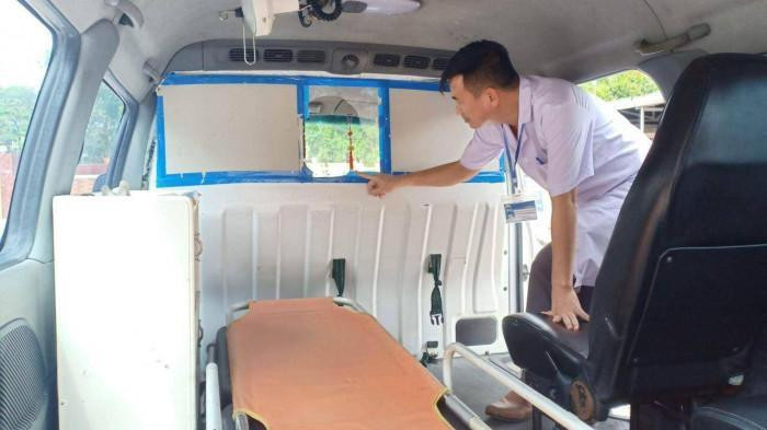 Chiếc xe cấp cứu bị nhóm người nhà bệnh nhân đập phá hư hỏng.