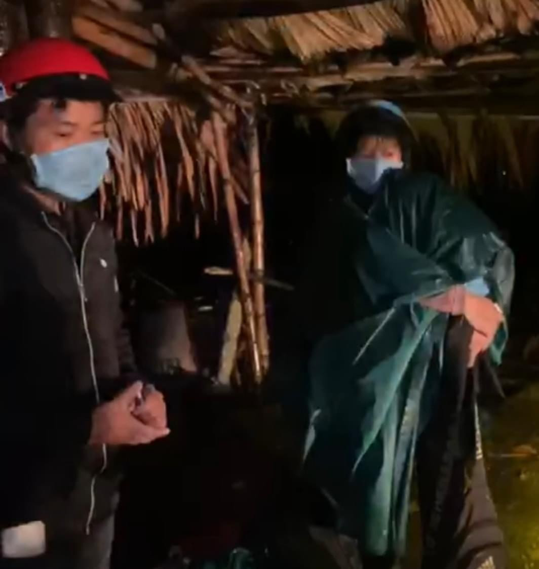 Hai vợ chồng người Hà Giang được hỗ trợ ít tiền và thực phẩm để tiếp tục chặng đường về quê.