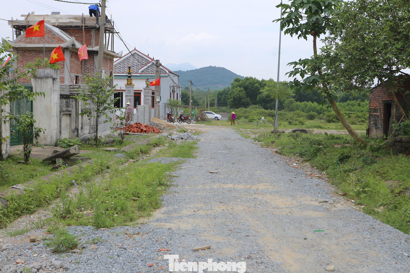 Các tuyến đường tại khu tái định cư vào mùa nắng thì bụi, mùa mưa lầy lội.