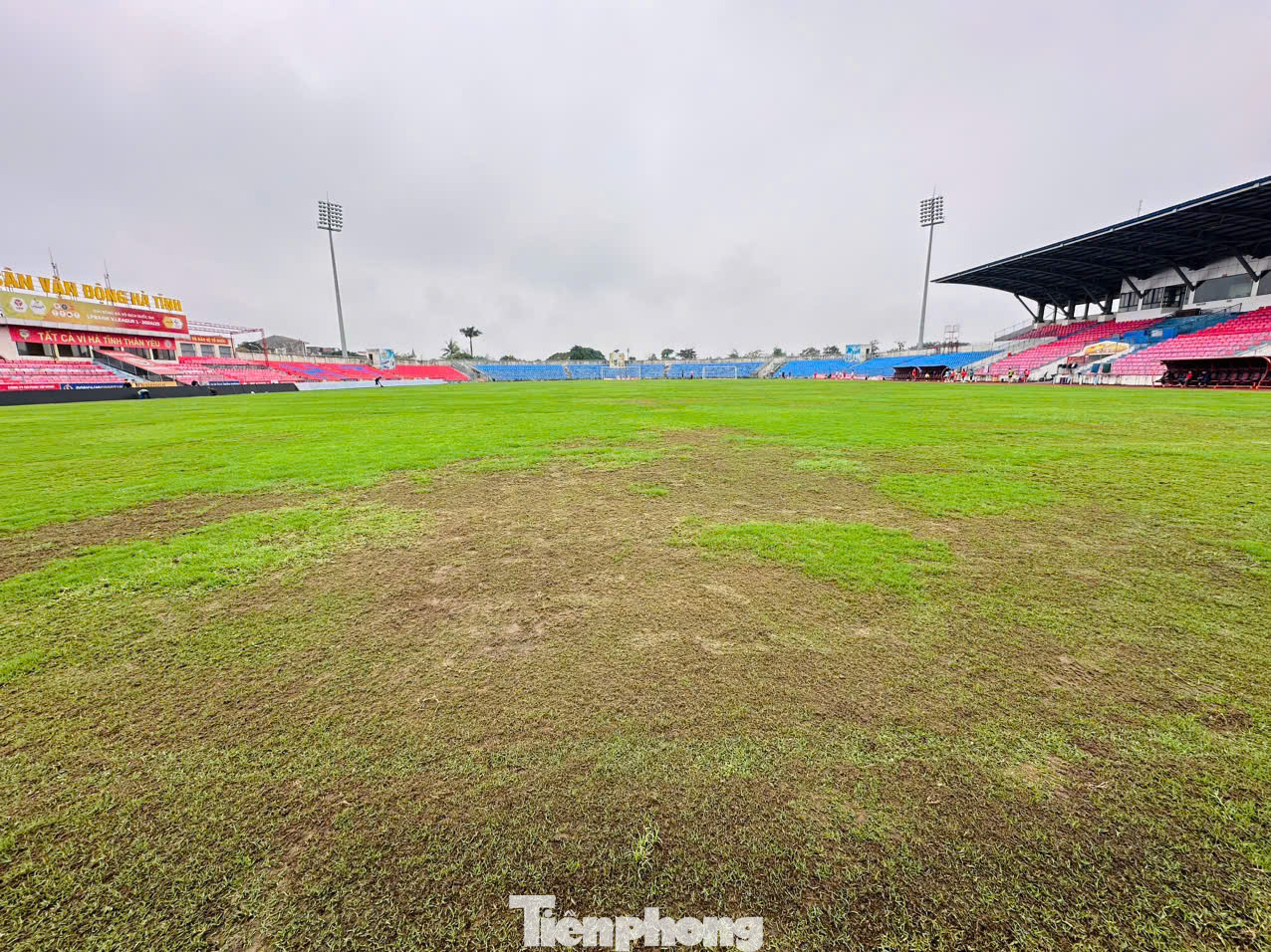 Theo Trung tâm Huấn luyện và Thi đấu thể dục thể thao Hà Tĩnh, đơn vị đang phối hợp nỗ lực và xin gia hạn việc bảo dưỡng mặt sân thi đấu đến ngày 24/2. Theo Trung tâm Huấn luyện và Thi đấu thể dục thể thao Hà Tĩnh, đơn vị đang phối hợp nỗ lực và xin gia hạn việc bảo dưỡng mặt sân thi đấu đến ngày 24/2.