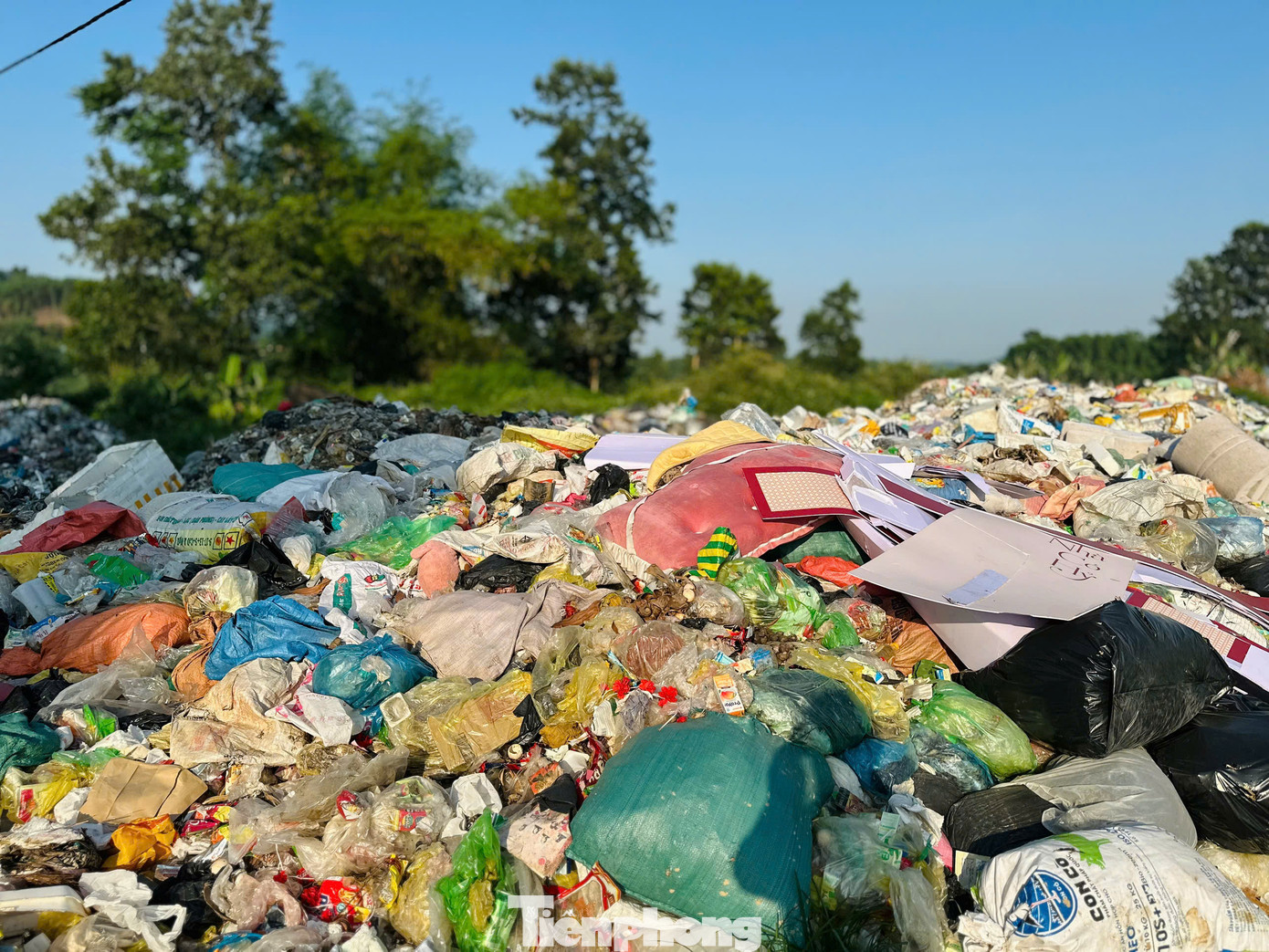 Nhiều năm qua, người dân đã nhiều lần kiến nghị để có phương án nhằm đảo bảo cuộc sống cho người dân song đến nay vẫn chưa có giải pháp.