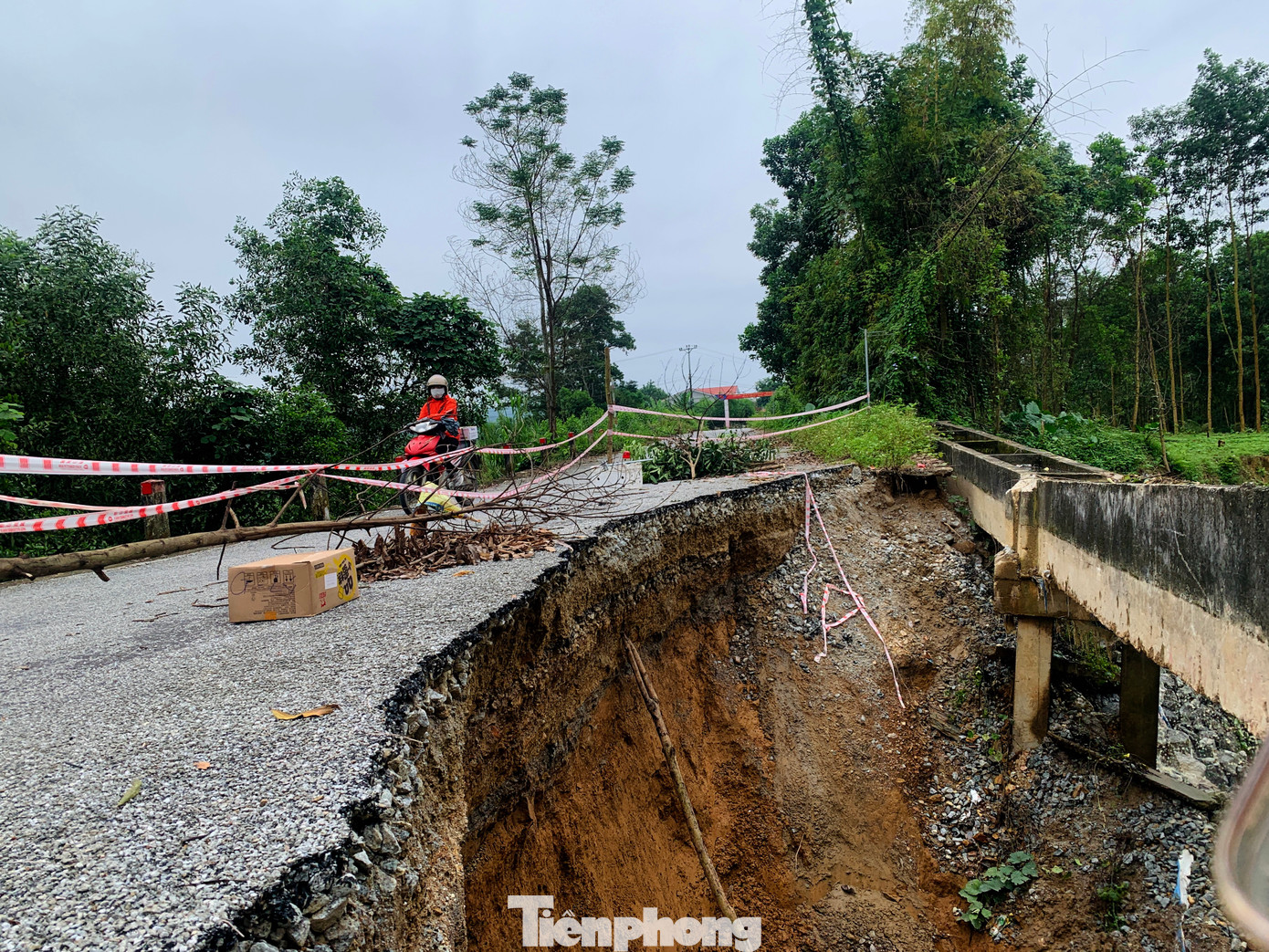 Nước cuốn trôi nhiều khối lượng đất, đá cùng cây cối. Sự cố sạt lở khiến tuyến đường bị ảnh hưởng nghiêm trọng đến phương tiện giao thông qua lại khu vực này.