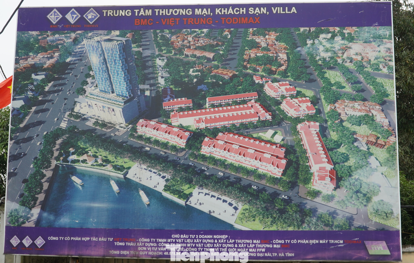 Liên quan đến vấn đề này, đại diện UBND phường Đại Nài (thành phố Hà Tĩnh) cho biết, Dự án Trung tâm thương mại, khách sạn Villa BMC Việt - Trung nằm ở vị trí đắc địa, tuy nhiên chưa được triển khai theo đúng tiến độ đã gây lãng phí tài nguyên đất. Thời gian qua, chính quyền địa phương đã nhiều lần kiến nghị với cấp trên nhằm thúc đẩy chủ đầu tư thực hiện dự án theo kế hoạch, song chưa có kết quả.