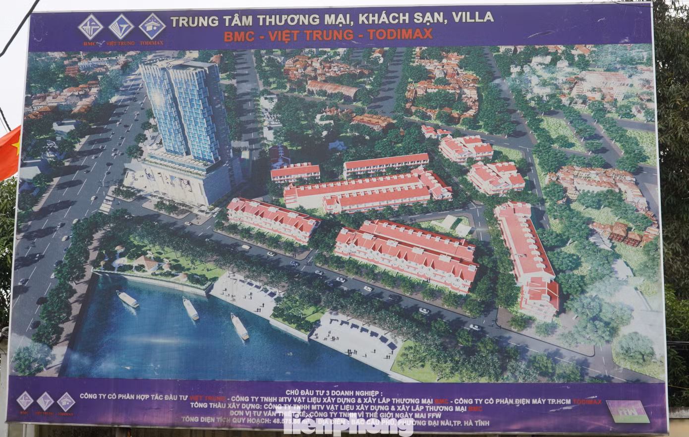 Liên quan đến vấn đề này, đại diện UBND phường Đại Nài (thành phố Hà Tĩnh) cho biết, Dự án Trung tâm thương mại, khách sạn Villa BMC Việt - Trung nằm ở vị trí đắc địa, tuy nhiên chưa được triển khai theo đúng tiến độ đã gây lãng phí tài nguyên đất. Thời gian qua, chính quyền địa phương đã nhiều lần kiến nghị với cấp trên nhằm thúc đẩy chủ đầu tư thực hiện dự án theo kế hoạch, song chưa có kết quả. Liên quan đến vấn đề này, đại diện UBND phường Đại Nài (thành phố Hà Tĩnh) cho biết, Dự án Trung tâm thương mại, khách sạn Villa BMC Việt - Trung nằm ở vị trí đắc địa, tuy nhiên chưa được triển khai theo đúng tiến độ đã gây lãng phí tài nguyên đất. Thời gian qua, chính quyền địa phương đã nhiều lần kiến nghị với cấp trên nhằm thúc đẩy chủ đầu tư thực hiện dự án theo kế hoạch, song chưa có kết quả.