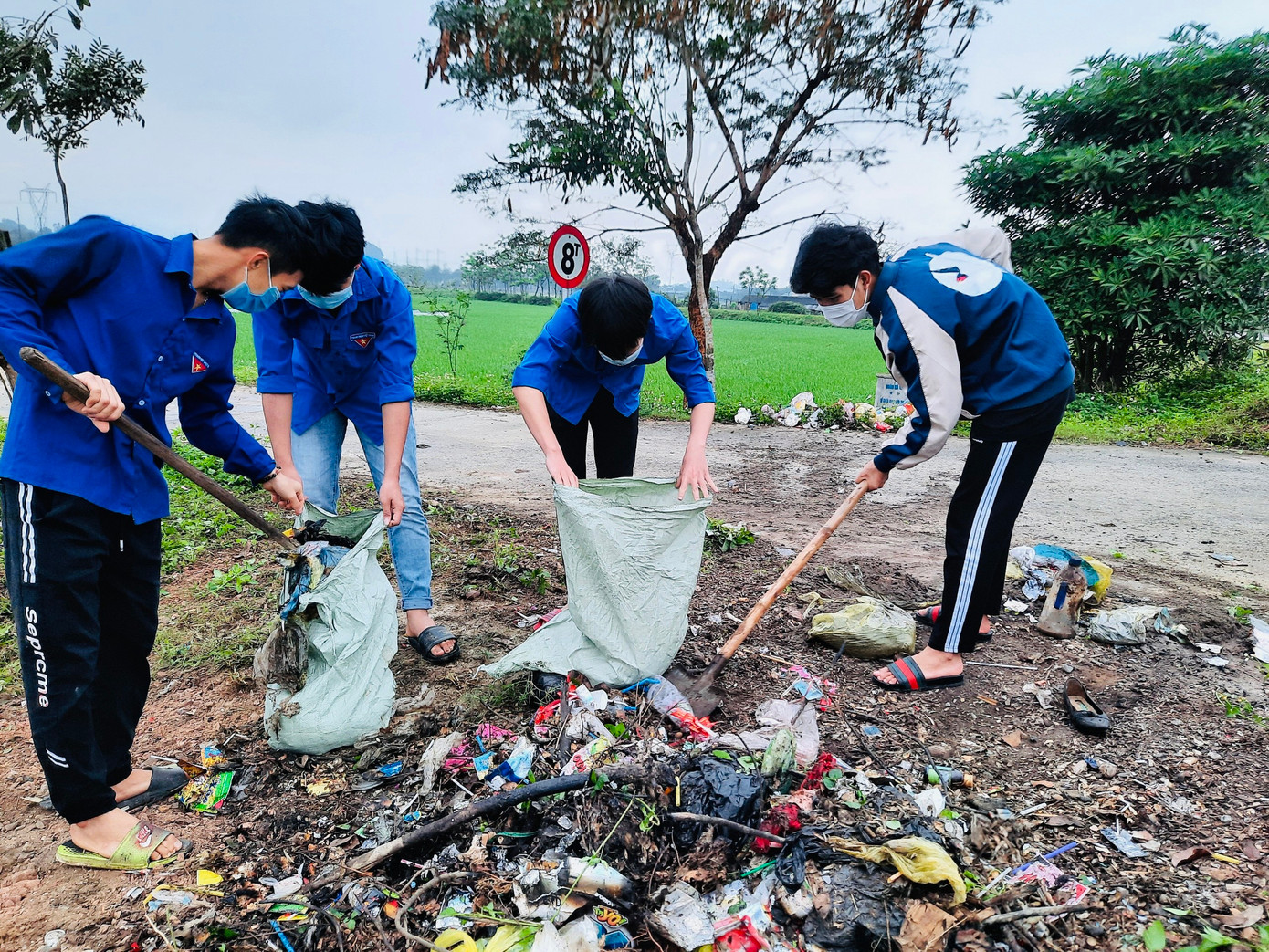 Biến điểm đen bãi rác thành vườn hoa là sáng kiến của anh Nguyễn Đắc Thắng, mang lại hiệu quả cao trong bảo vệ môi trường.