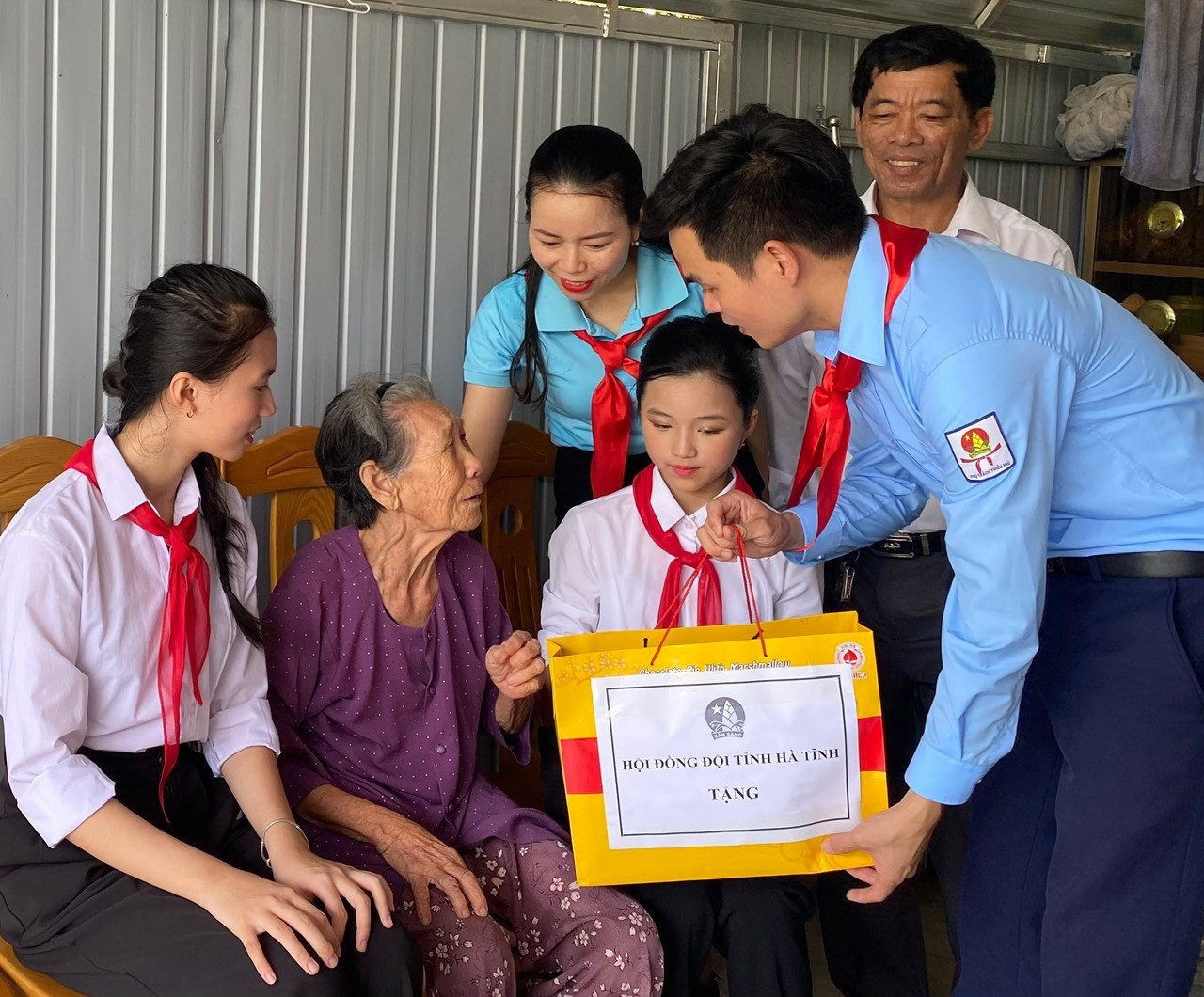 Ban tổ chức cũng đã tặng quà tri ân thân nhân các Anh hùng liệt sĩ.