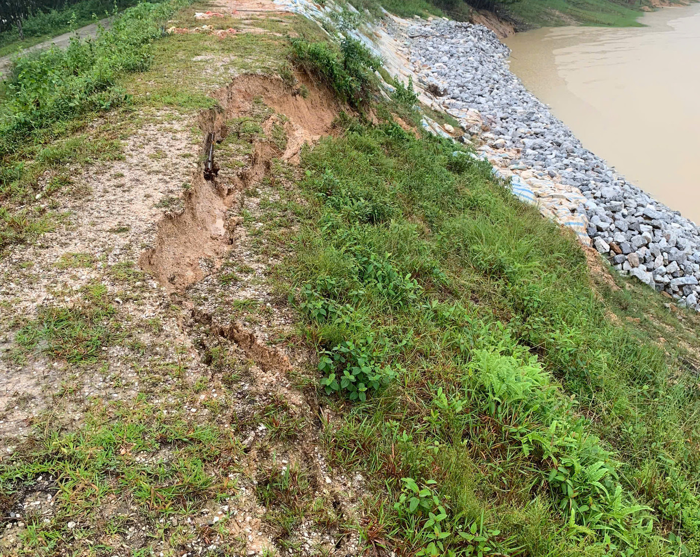 Năm 2023, hồ Cha Chạm đã được khắc phục tạm thời, song đến nay xuống cấp nghiêm trọng hơn. Năm 2023, hồ Cha Chạm đã được khắc phục tạm thời, song đến nay xuống cấp nghiêm trọng hơn.