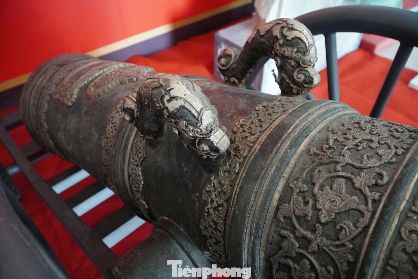 Được biết, 3 hiện vật đều được một nhóm thợ đúc cùng năm Minh Mạng thứ nhất 1820 và có cùng kích thước, hình dáng, hoa văn trang trí. Được biết, 3 hiện vật đều được một nhóm thợ đúc cùng năm Minh Mạng thứ nhất 1820 và có cùng kích thước, hình dáng, hoa văn trang trí.