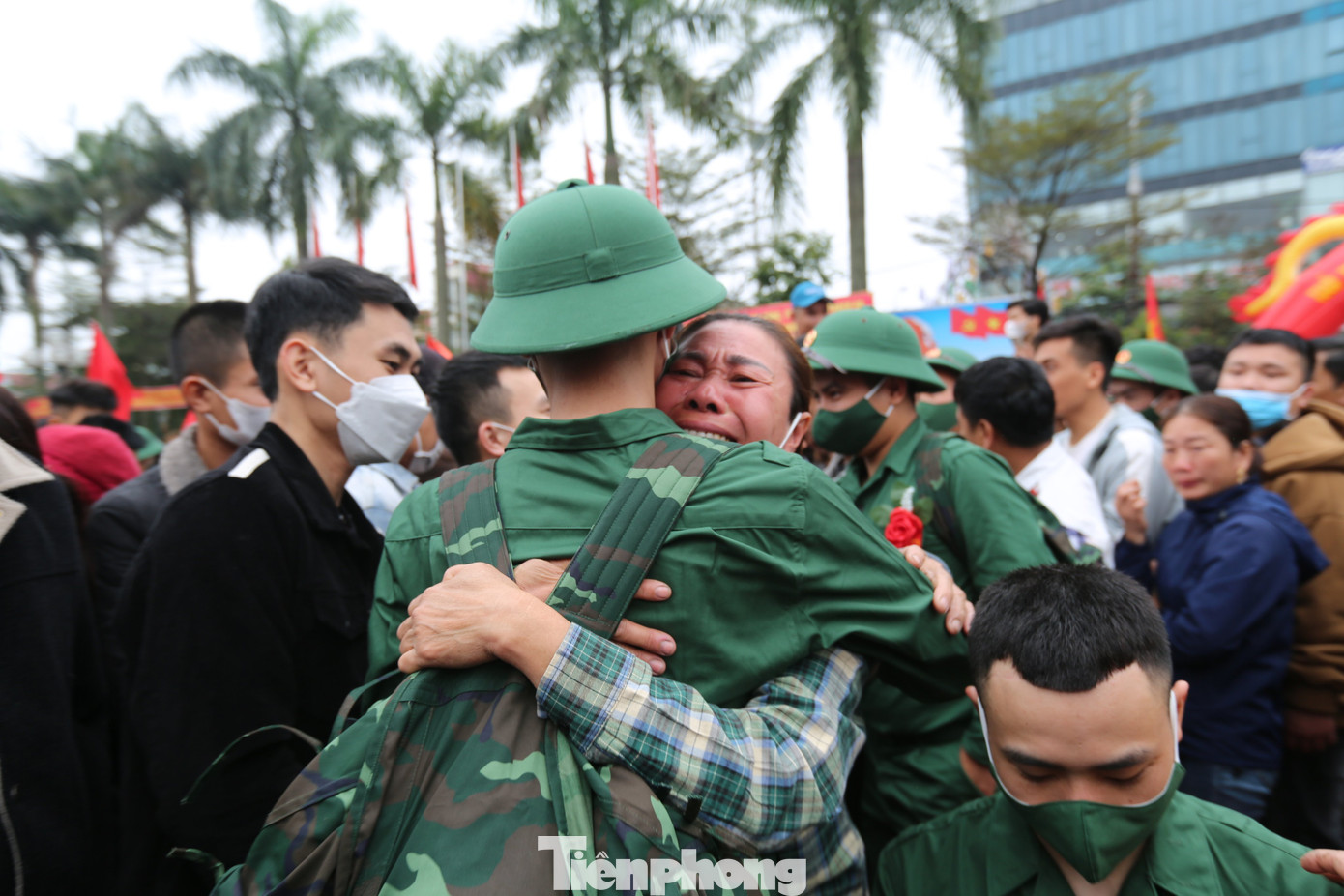 Cùng với nụ cười tự hào, nhiều người thân không kìm được giọt nước mắt, dành tặng cái ôm ấm áp và động viên các tân binh rèn luyện, học tập tốt để hoàn thành mọi nhiệm vụ được giao.