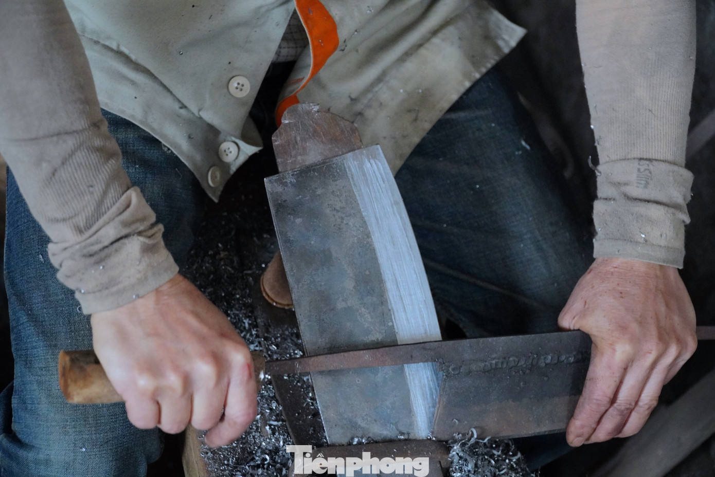 Các công đoạn để làm nên một con dao đòi hỏi sự cầu kỳ, tỷ mỉ. Các công đoạn để làm nên một con dao đòi hỏi sự cầu kỳ, tỷ mỉ.