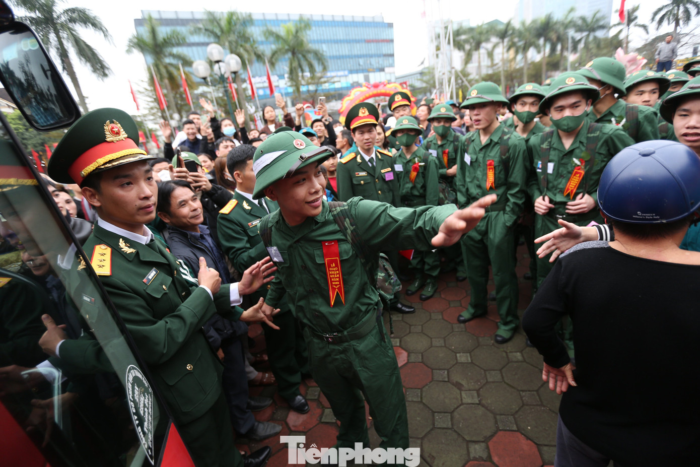 Tại điểm nhận quân thành phố Hà Tĩnh, nhiều người thân, bạn bè đã có mặt sớm để động viên, tiễn các tân binh.