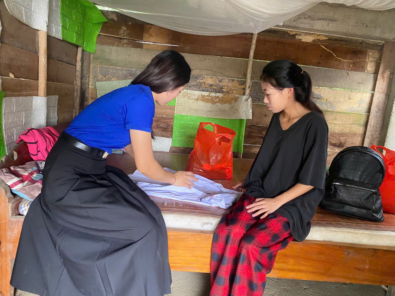 Một trong những điểm nhấn của mùa “tiếp sức” năm nay là sự đồng hành cùng 3 thí sinh người dân tộc Chứt tại huyện Hương Khê. Từ việc đón các em tại nhà, đến chuẩn bị đồ dùng cá nhân, đưa đón an toàn đến điểm thi giúp các em yên tâm bước vào kỳ thi quan trọng. Một trong những điểm nhấn của mùa “tiếp sức” năm nay là sự đồng hành cùng 3 thí sinh người dân tộc Chứt tại huyện Hương Khê. Từ việc đón các em tại nhà, đến chuẩn bị đồ dùng cá nhân, đưa đón an toàn đến điểm thi giúp các em yên tâm bước vào kỳ thi quan trọng.