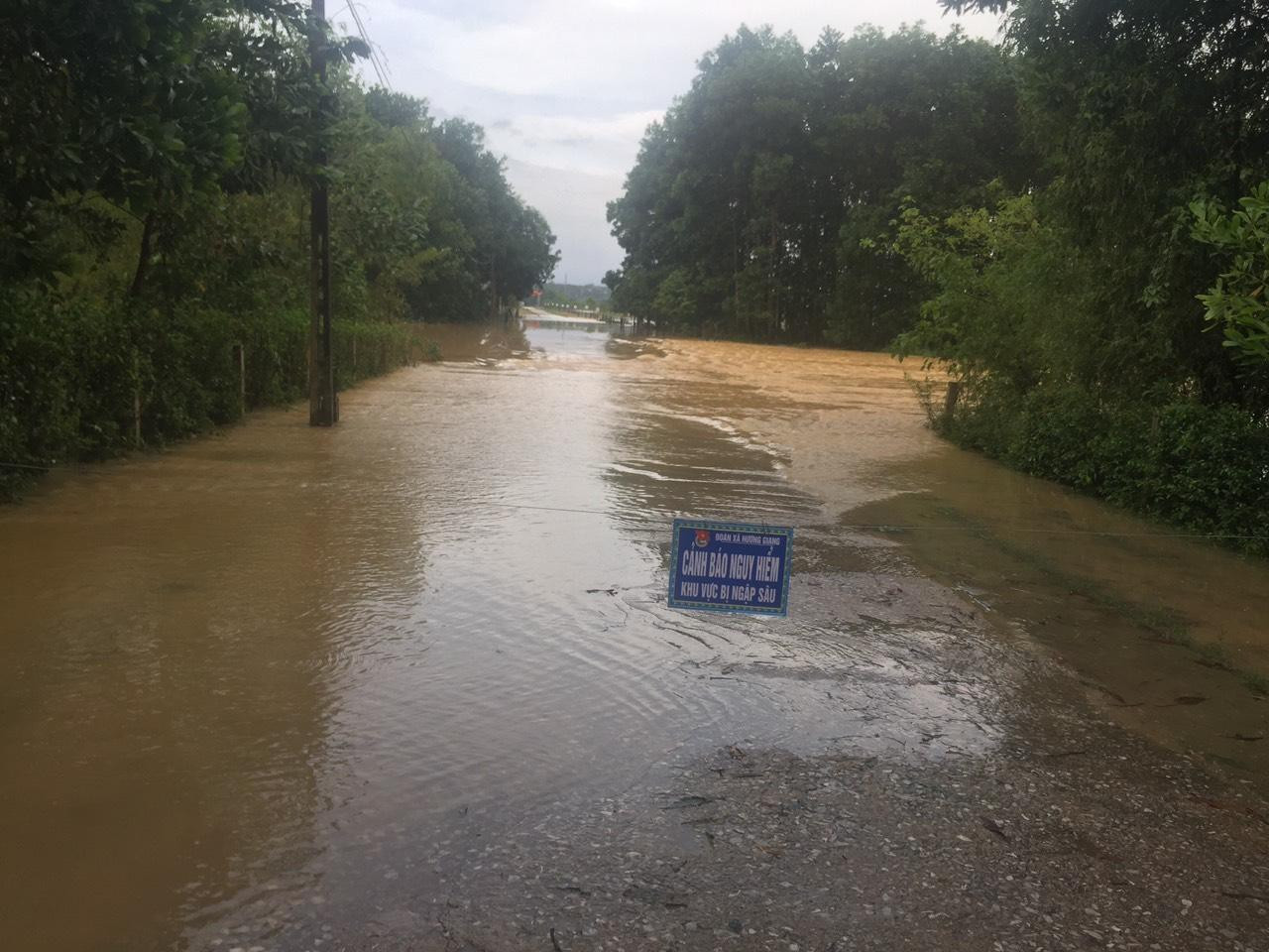 Giao thông nhiều tuyến đường bị tê liệt. Giao thông nhiều tuyến đường bị tê liệt.
