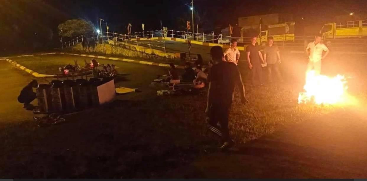 Sau khi cúng thì nhóm người này đốt vàng mã ngay tại bãi cỏ của một trung tâm sát hạch lái xe.