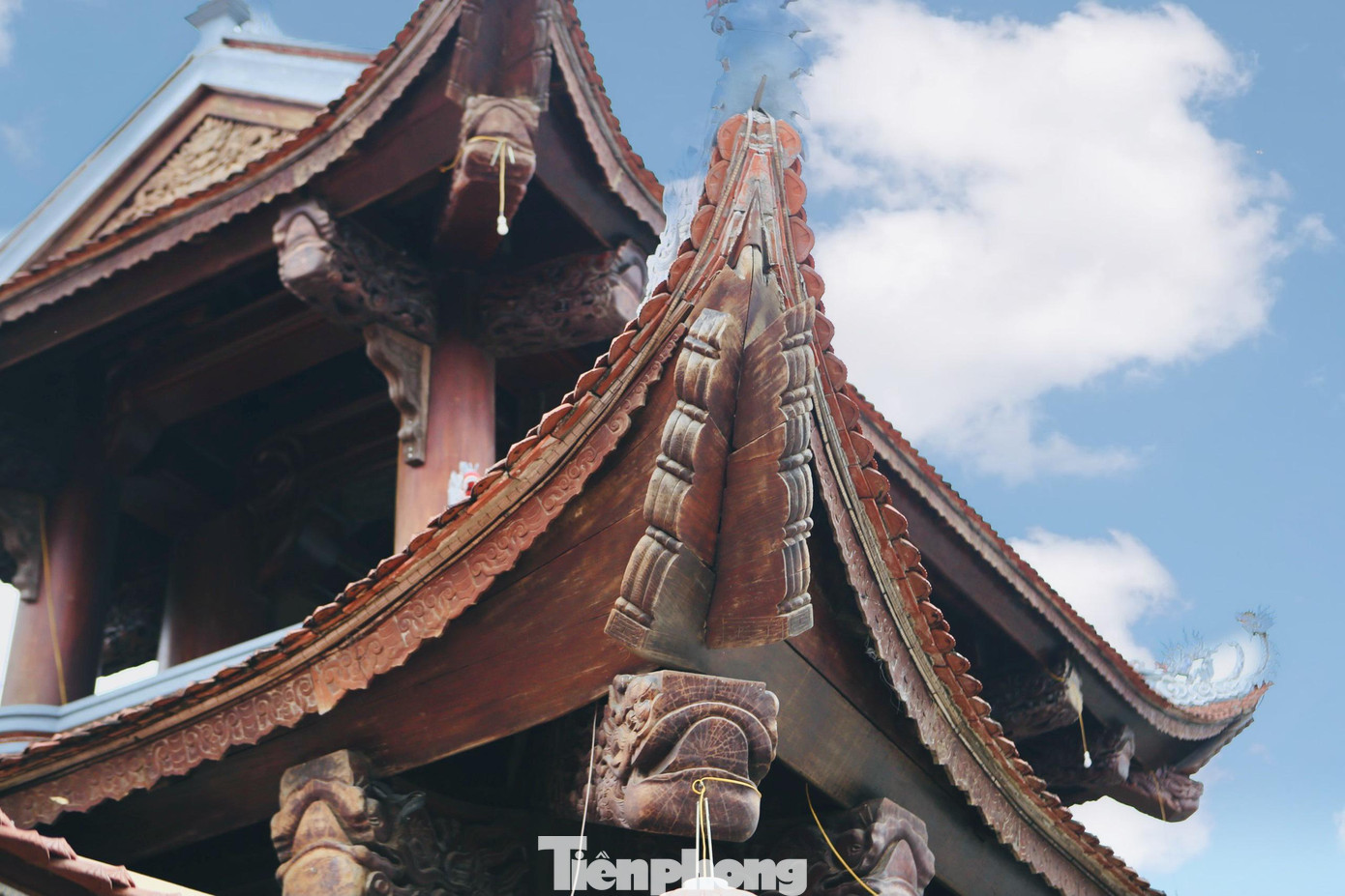 Công trình có nhiều hạng mục, chi tiết chạm trổ tinh xảo, nên các nghệ nhân phải làm hơn 1 năm mới hoàn thành.