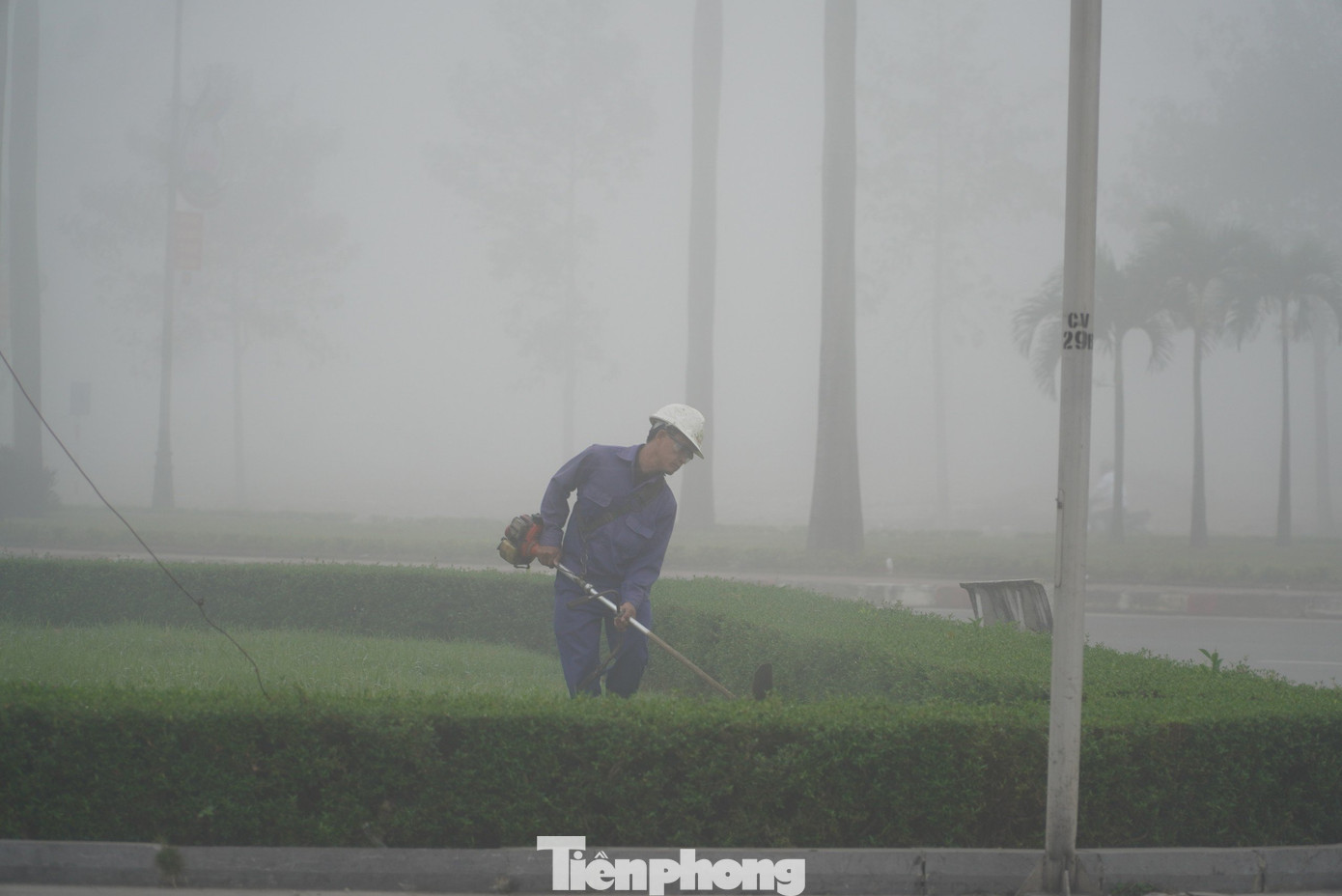 Làm việc trong làn sương mù dày đặc, những công dân đô thị phải đội mũ kín đầu để tránh bị ướt sương.