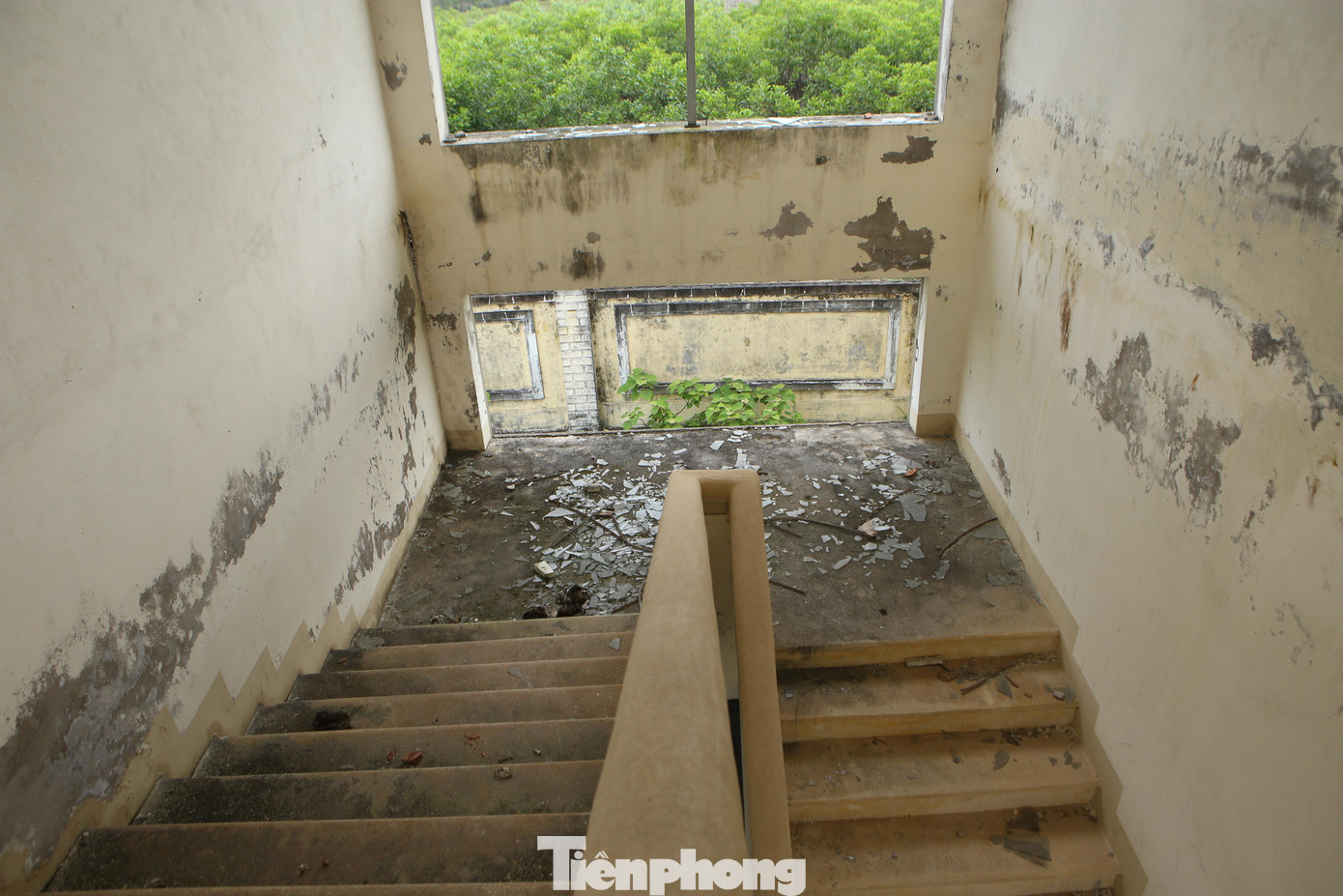 Hệ thống cửa kính toàn bộ bị vỡ nát.