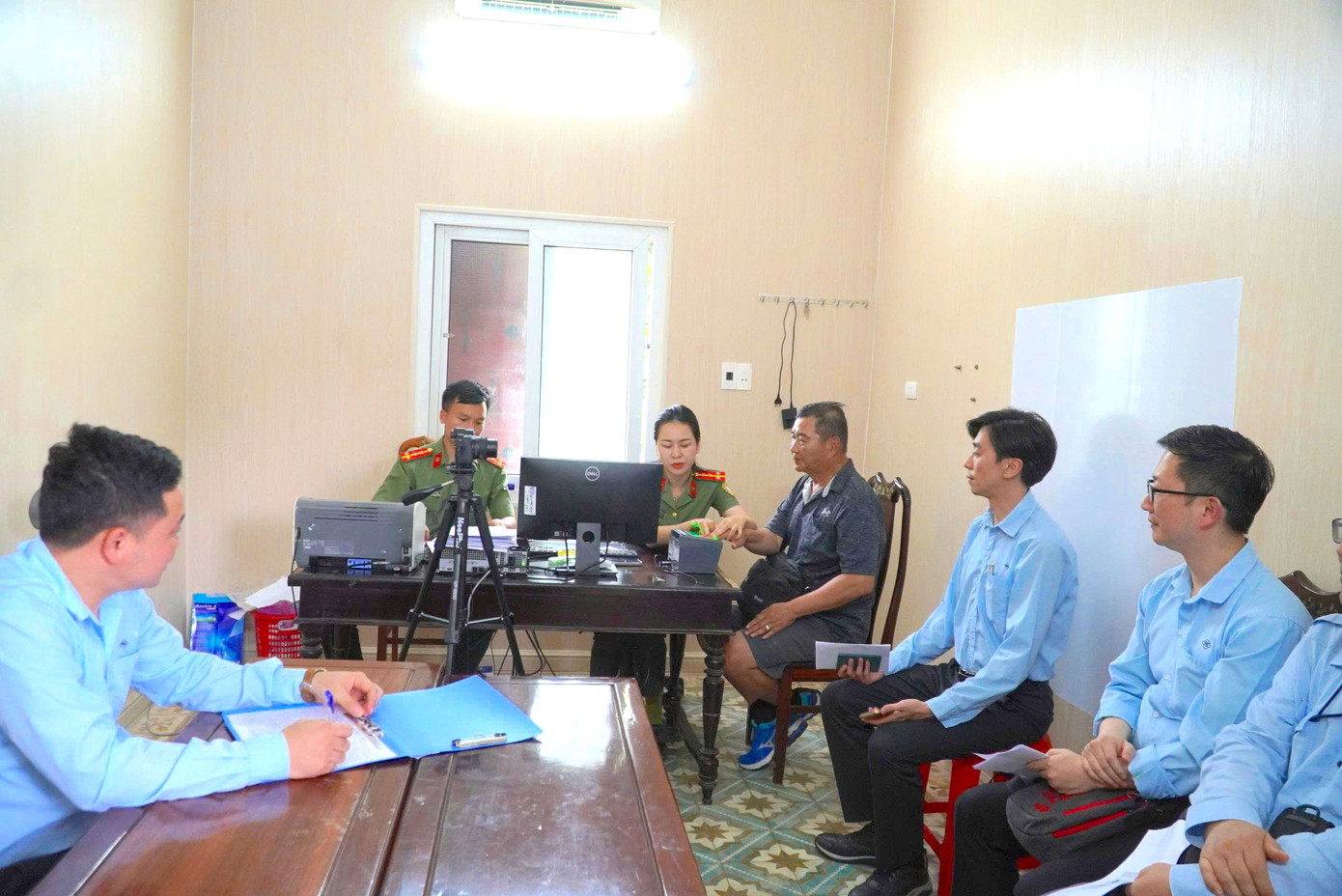 Thực hiện chiến dịch cao điểm 50 ngày đêm cấp định danh điện tử cho người nước ngoài, từ ngày 1/7, Phòng Quản lý xuất nhập cảnh (Công an tỉnh Hà Tĩnh) đã bắt đầu triển khai nhiệm vụ.