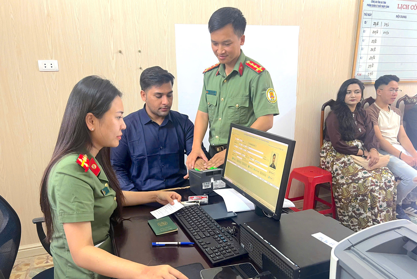 Đến nay, Phòng Quản lý xuất nhập cảnh đã tiếp nhận hồ sơ đề nghị cấp tài khoản định danh điện tử mức độ 2 cho gần 200 người nước ngoài đang sinh sống và làm việc tại Hà Tĩnh. Dự kiến đến cuối tháng 7 Hà Tĩnh sẽ hoàn thiện thủ tục cấp định danh điện tử cho người nước ngoài tại địa phương này.