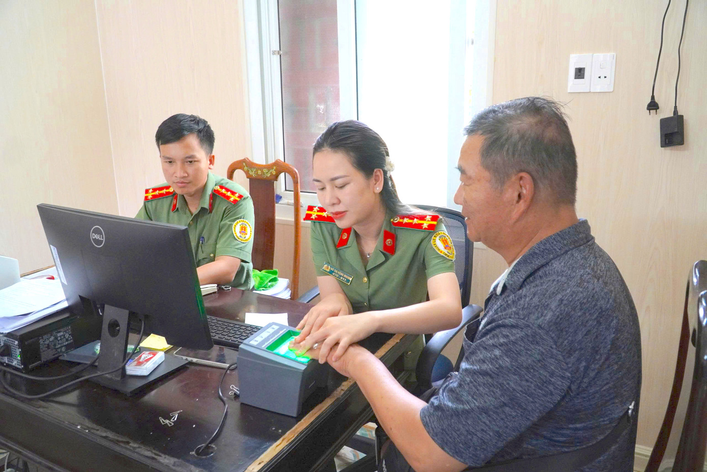 Qua quá trình rà soát, Phòng Quản lý xuất nhập cảnh (Công an tỉnh Hà Tĩnh) xác định, trên địa bàn hiện có khoảng 600 người nước ngoài đã được cấp thẻ thường trú, tạm trú, đủ điều kiện cấp tài khoản định danh điện tử.