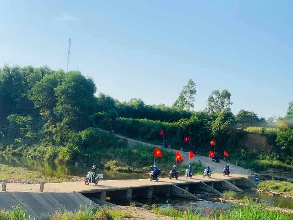 Cận kề ngày bầu cử ĐBQH khóa XV và HĐND các cấp nhiệm kỳ 2021-2026, các đường làng, ngõ xóm xuất hiện những đoàn thanh niên tình nguyện hỗ trợ công tác bầu cử trên địa bàn tỉnh Hà Tĩnh.