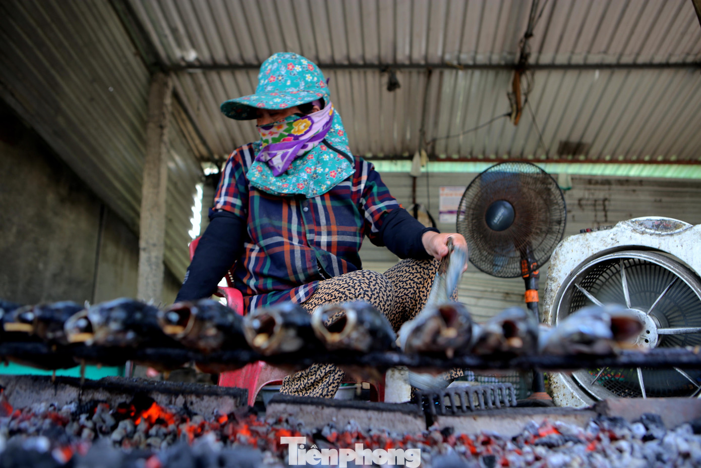 Làng nghề nướng cá bằng than quạt tay tại Hộ Độ nức tiếng trong vùng. Dù nắng, mưa những gian bếp này vẫn đỏ lửa.