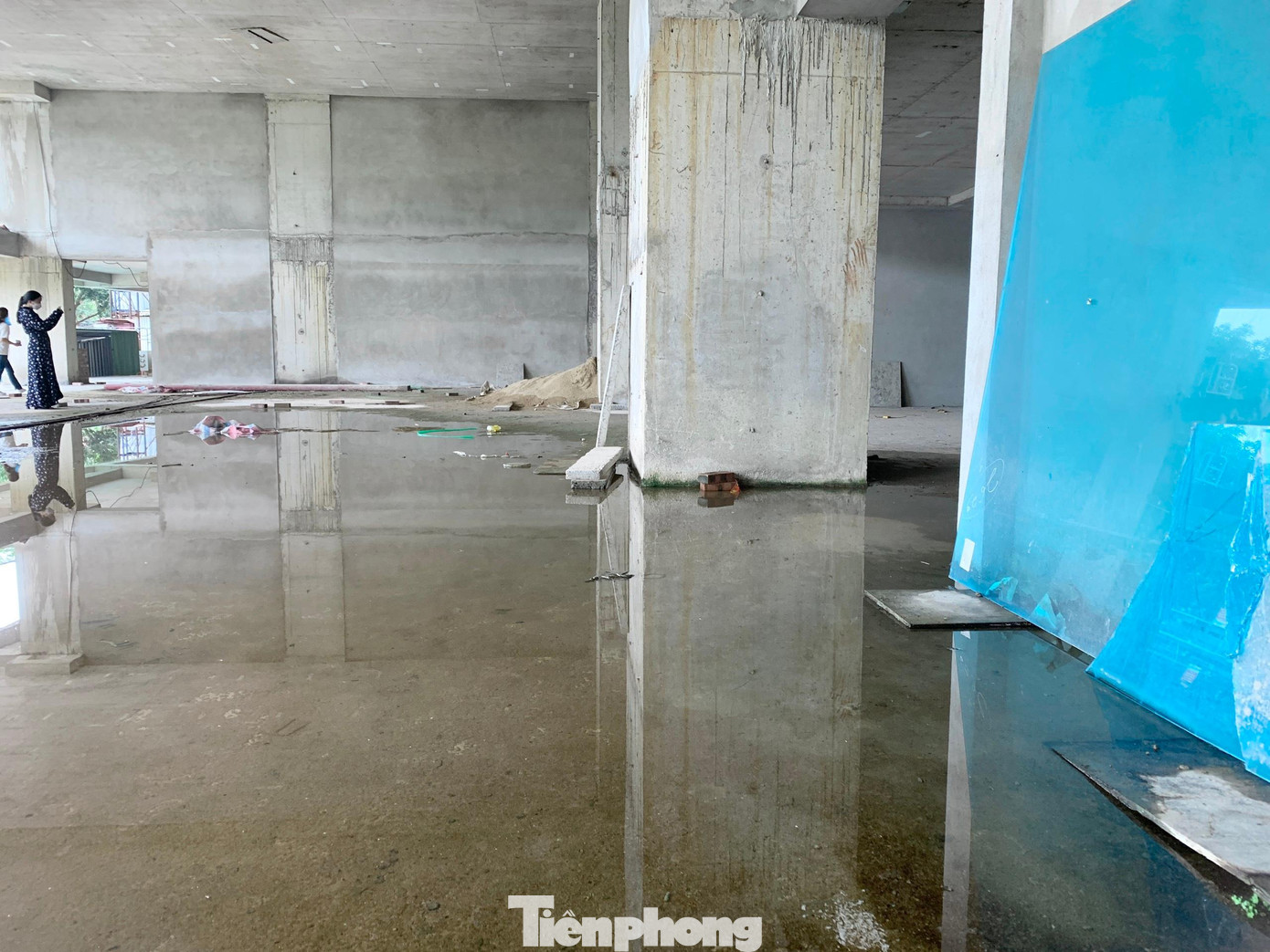 Tại tầng một đã xuất hiện tình trạng rò rỉ nước, đọng lại ngay tại phần bề mặt của toà nhà. Cạnh đó là hình ảnh ngổn ngang vật liệu, sắt thép hoen gỉ, xi măng đã “hoá đá”.