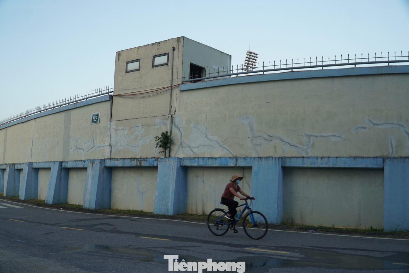 Hiện nhiều hạng mục ở trung tâm huấn luyện đã xuống cấp. Tường của sân vận động Hà Tĩnh nứt nẻ, có dấu hiệu xuống cấp.