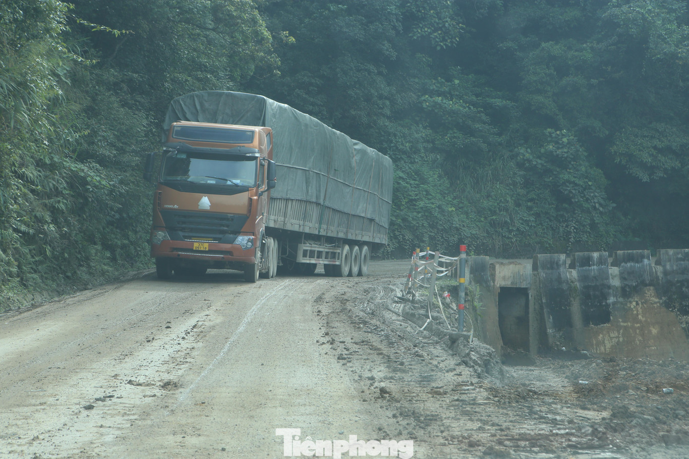 Ông Lâm Quốc Tuấn - Phó giám đốc điều hành Ban quản lý dự án 4 cho hay, tuyến đường khá hẹp, có nhiều khúc cua gấp và dốc, đặc biệt phương tiện có trọng tải lớn di chuyển qua rất nhiều nên rất khó thi công. Việc một số xe bị lật, gặp tai nạn là do các lái xe chạy ẩu, thiếu quan sát, bởi tuyến đường này hẹp, lại có nhiều khúc cua, dốc nguy hiểm.
