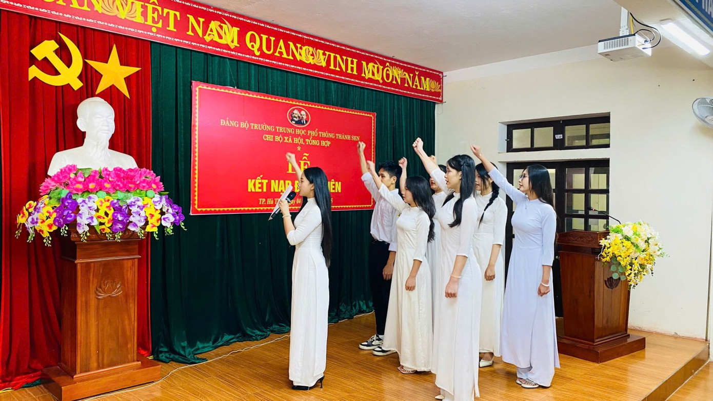 Lễ kết nạp Đảng viên tại trường học.