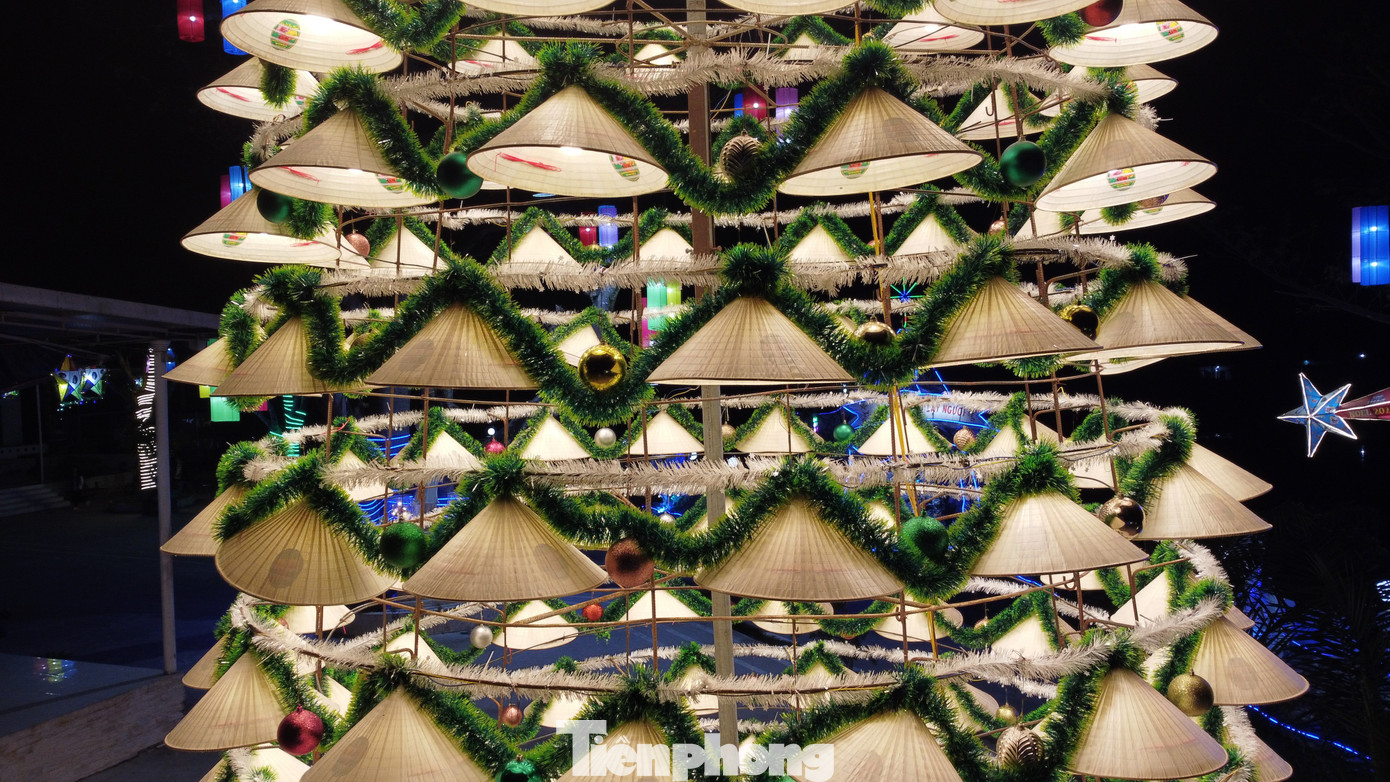Cây thông được làm theo hình chóp, nơi to nhất được gắn 20 chiếc nón, số nón giảm dần theo từng khung khi lên cao.