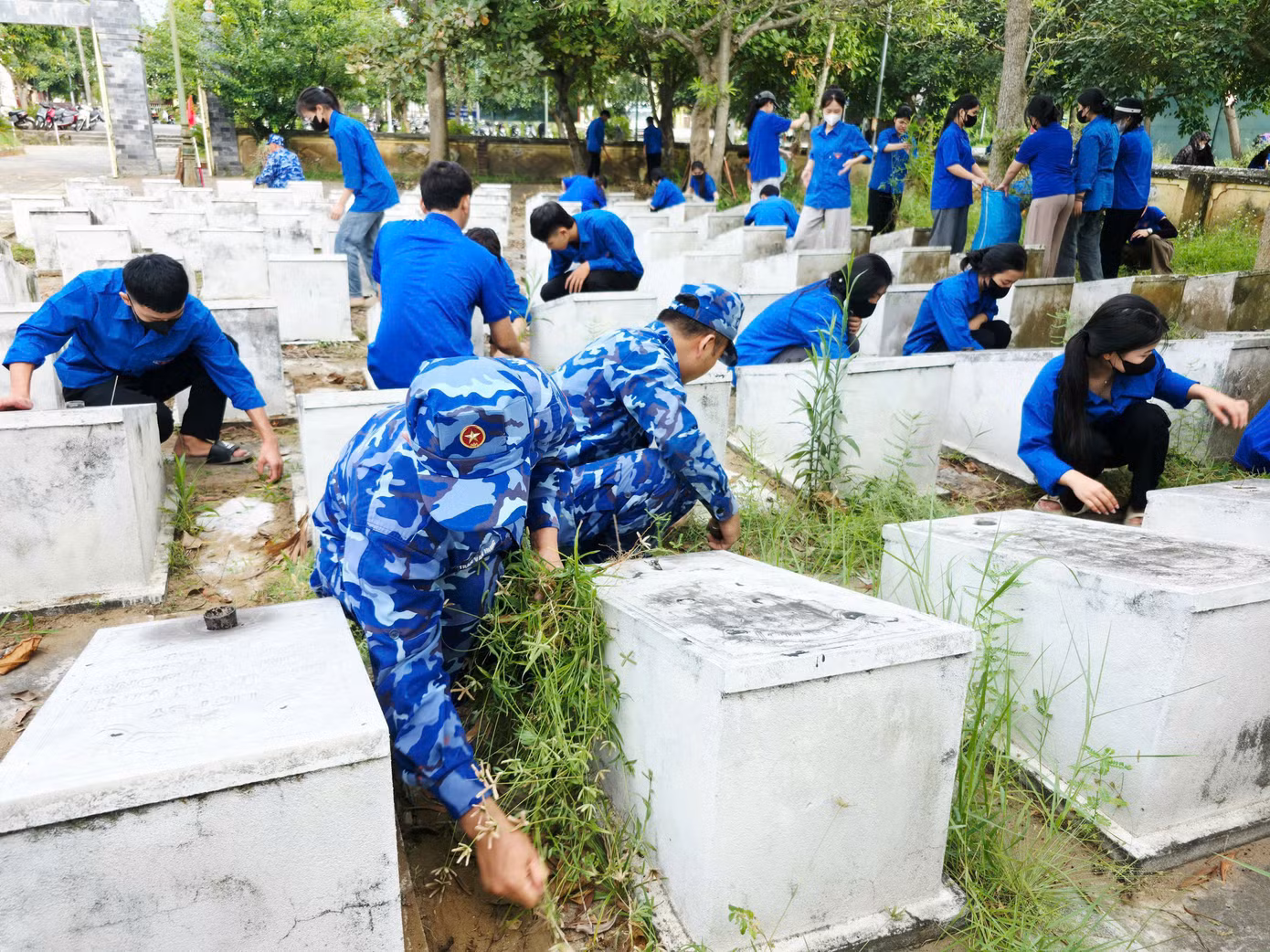 Những ngày qua, Đoàn xã Đan Hải (đơn vị hành chính mới được thành lập từ 4 xã: Xuân Hội, Đan Trường, Xuân Phổ, Xuân Hải) đã phối hợp với Đoàn cơ sở Hải quân 102 tổ chức chiến dịch hè tình nguyện. Hoạt động nổi bật là chỉnh trang, làm sạch cảnh quan tại Nhà tưởng niệm liệt sĩ xã, góp phần làm đẹp không gian sinh hoạt văn hóa, giáo dục truyền thống cho thế hệ trẻ.