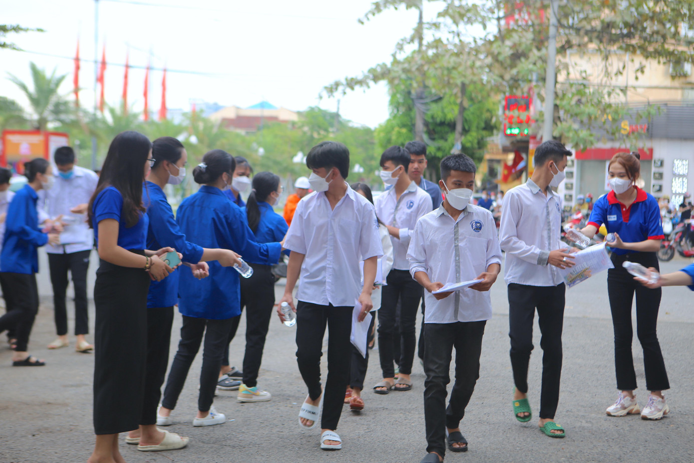 Ghi nhận tại trường THPT Phan Đình Phùng (TP Hà Tĩnh), từ khoảng 6h30 học sinh đã bắt đầu đến điểm thi. Tất cả các vật dụng từ ngoài cổng đã được kiểm soát chặt chẽ, không được mang vào điểm thi.