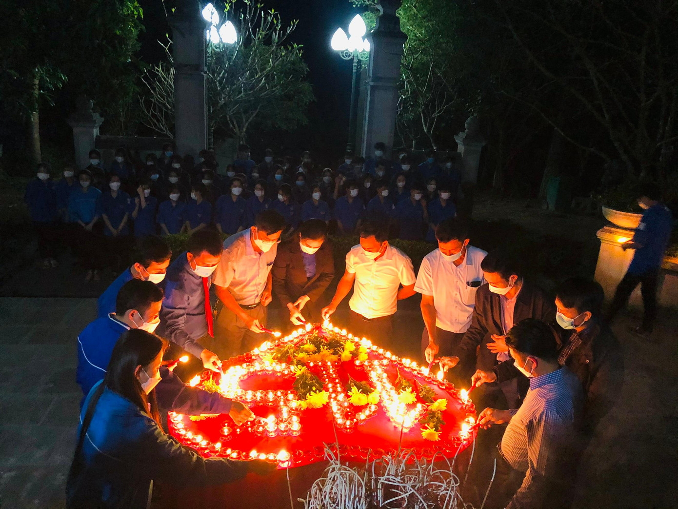 Để bày tỏ lòng thành kính, tưởng nhớ và biết ơn công lao to lớn của cố Tổng Bí thư Lê Duẩn, lãnh đạo Tỉnh đoàn và chính quyền địa phương cùng đông đảo các bạn đoàn viên thanh niên đã thắp sáng hơn 300 ngọn nến tại đền thờ Tổng Bí thư Lê Duẩn.