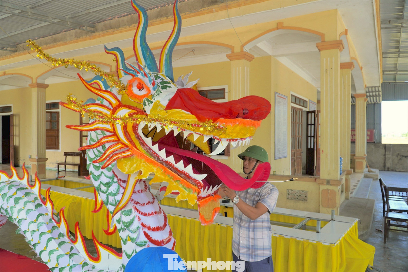 Đèn linh vật rồng dài hơn 10m, được làm từ sắt, thép. Bên ngoài dùng bạt sơn màu trang trí, có thêm dàn đèn nháy ….