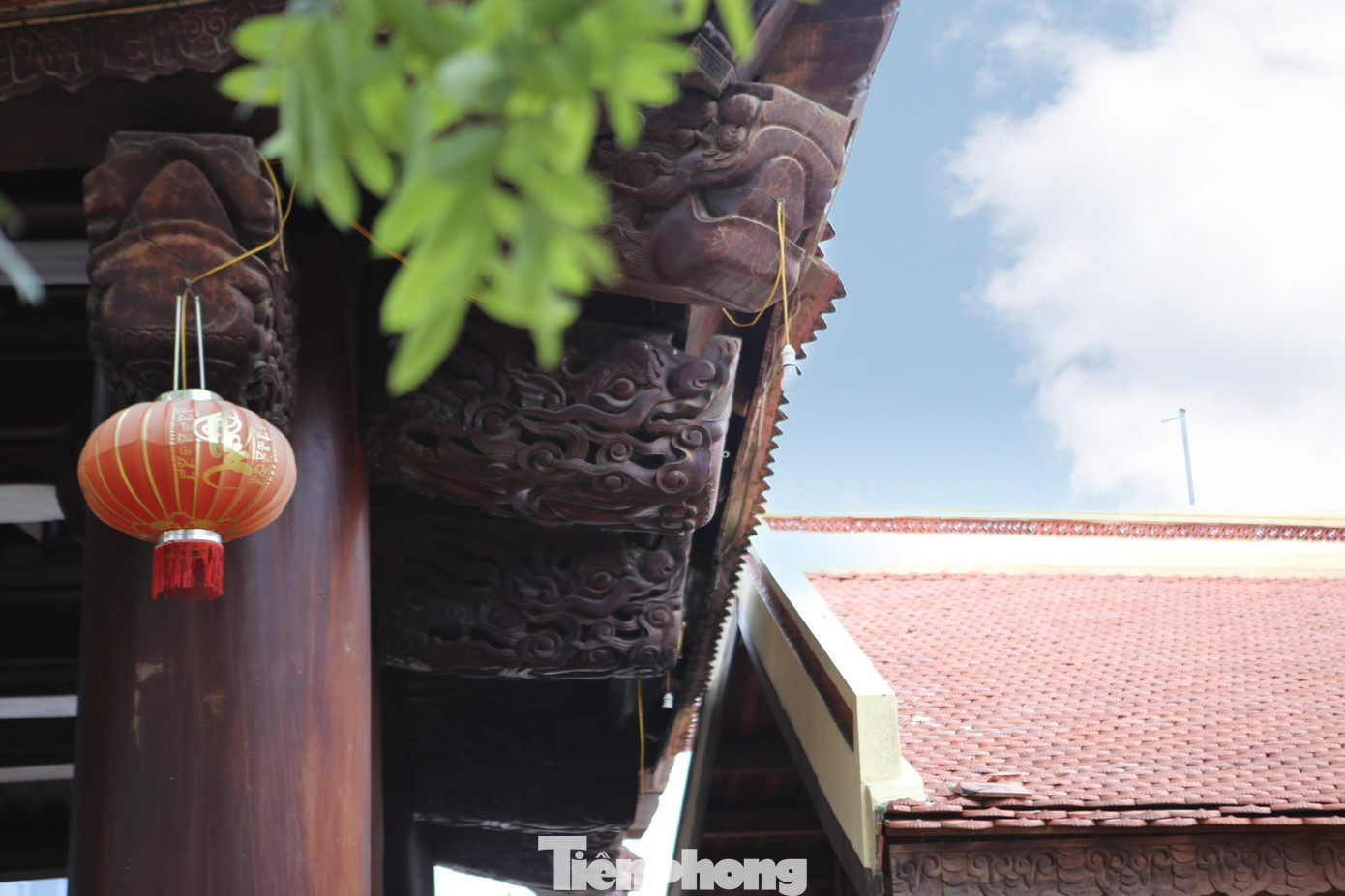 Các phần mái được các nghệ nhân điêu khắc hình rồng tinh xảo.