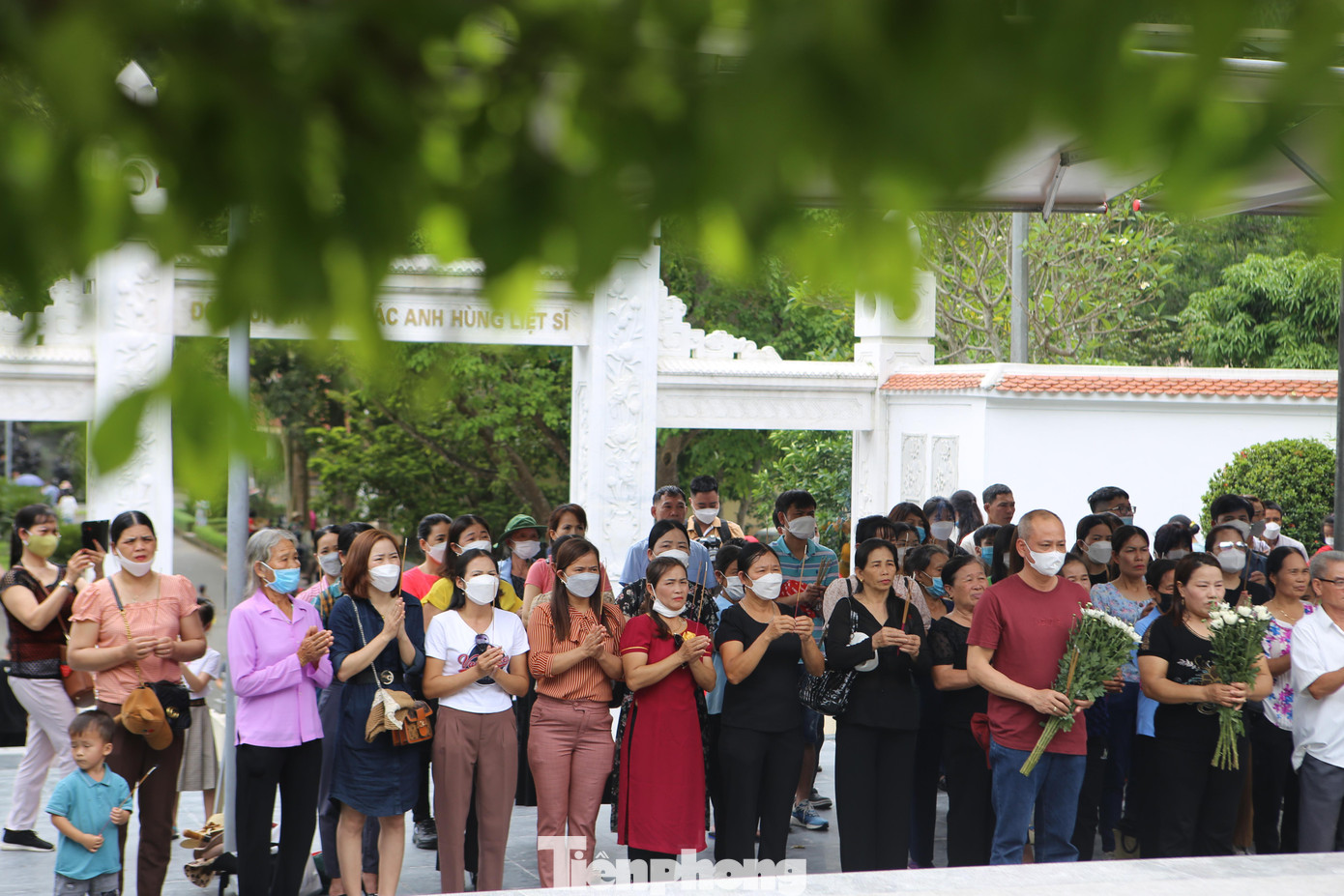 Trong dòng người ấy có những cụ già, thân nhân liệt sỹ, những cựu chiến binh, thương binh và đông đảo học sinh, sinh viên, thanh niên từ mọi miền đất nước. Trong dòng người ấy có những cụ già, thân nhân liệt sỹ, những cựu chiến binh, thương binh và đông đảo học sinh, sinh viên, thanh niên từ mọi miền đất nước.