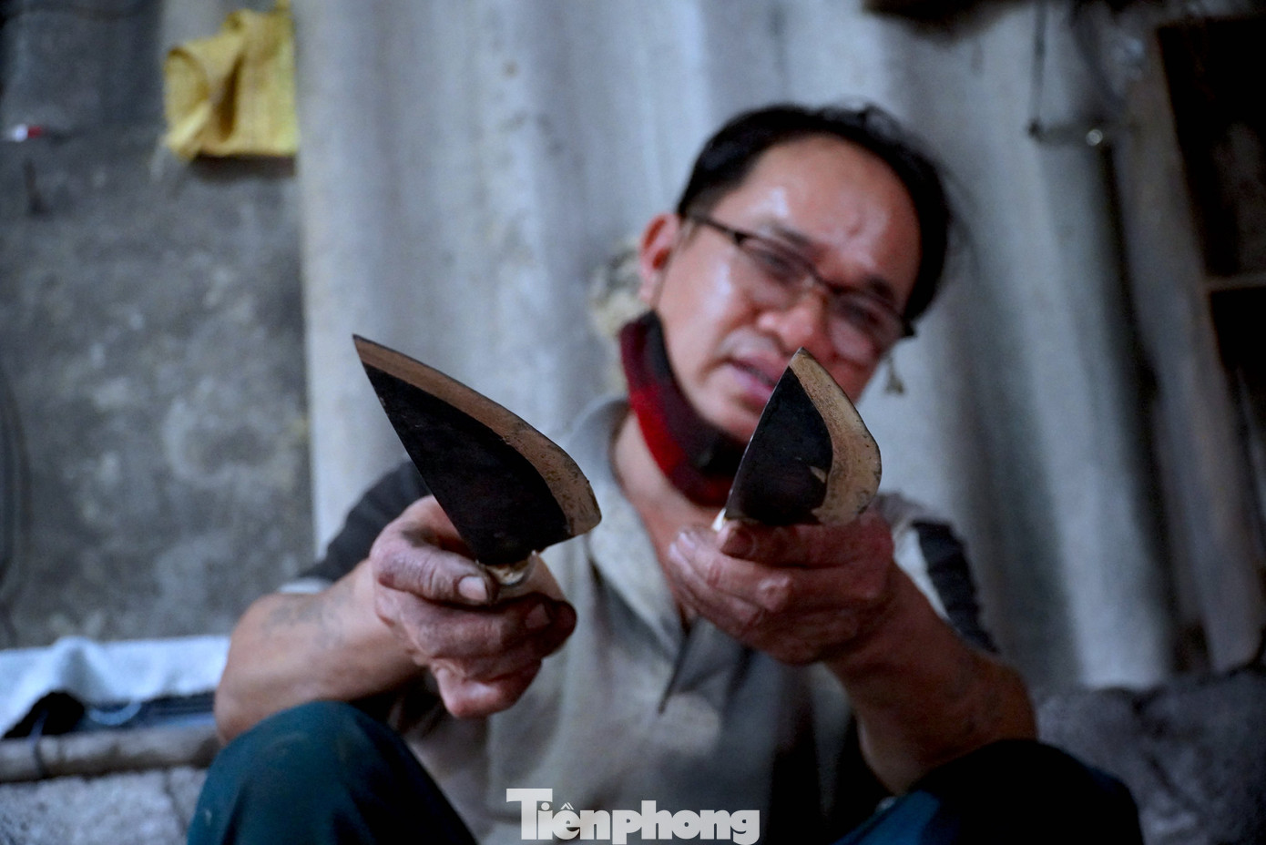 Những ngày cuối năm Nhâm Dần, làng rèn truyền thống Trung Lương (ở phường Trung Lương, thị xã Hồng Lĩnh, tỉnh Hà Tĩnh) lại đỏ lửa xuyên đêm làm dao phục vụ thị trường Tết Nguyên đán. Những ngày cuối năm Nhâm Dần, làng rèn truyền thống Trung Lương (ở phường Trung Lương, thị xã Hồng Lĩnh, tỉnh Hà Tĩnh) lại đỏ lửa xuyên đêm làm dao phục vụ thị trường Tết Nguyên đán.