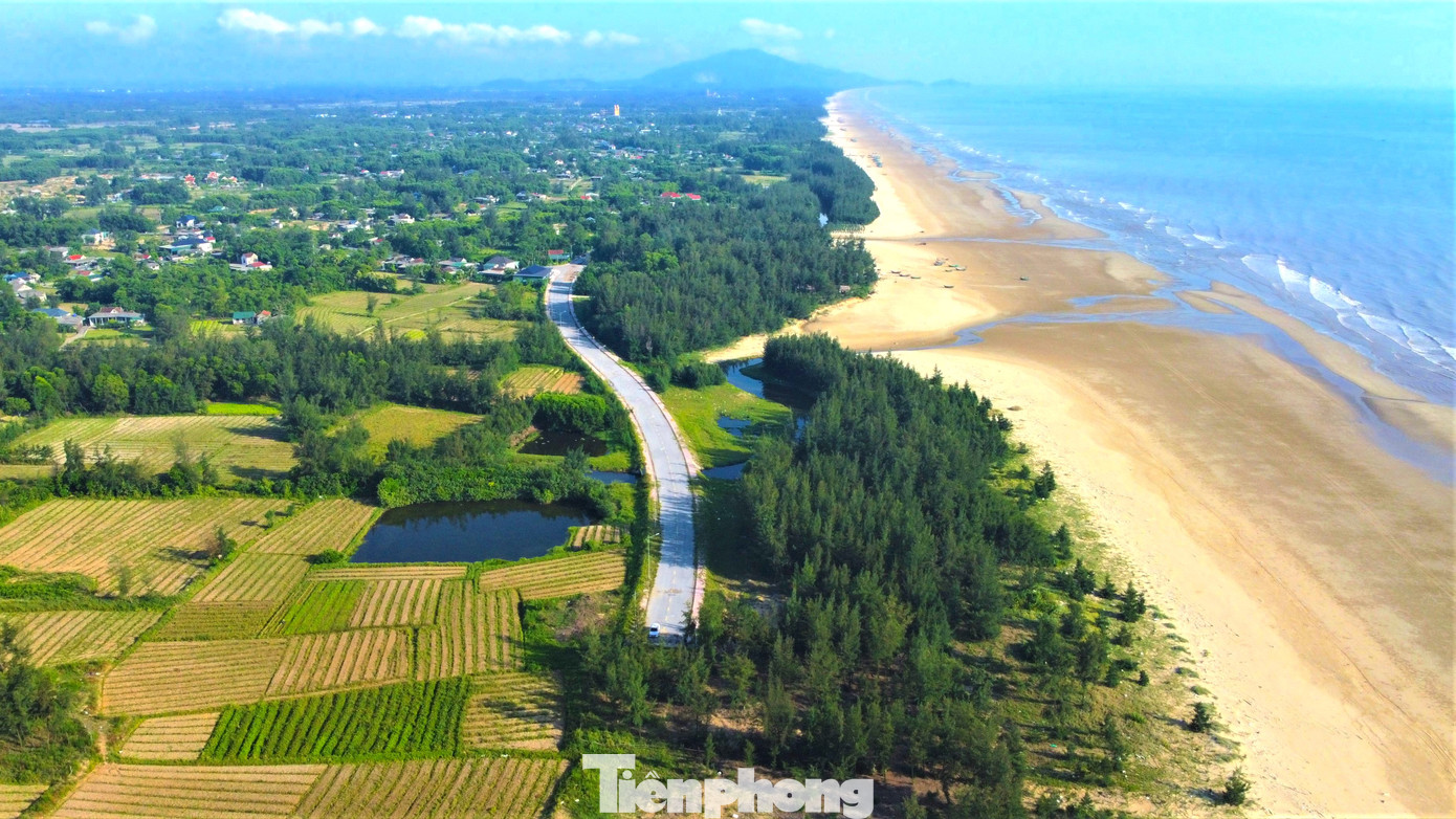 Năm 2022, tuyến đường trục ngang đi qua xã Thạch Văn, thành phố Hà Tĩnh được đầu tư xây dựng với nguồn vốn hàng chục tỷ đồng. Dự án xây dựng với kỳ vọng mở rộng không gian phát triển kinh tế về phía biển, kết nối giao thương giữa các xã vùng bãi ngang và phát triển du lịch địa phương. Năm 2022, tuyến đường trục ngang đi qua xã Thạch Văn, thành phố Hà Tĩnh được đầu tư xây dựng với nguồn vốn hàng chục tỷ đồng. Dự án xây dựng với kỳ vọng mở rộng không gian phát triển kinh tế về phía biển, kết nối giao thương giữa các xã vùng bãi ngang và phát triển du lịch địa phương.