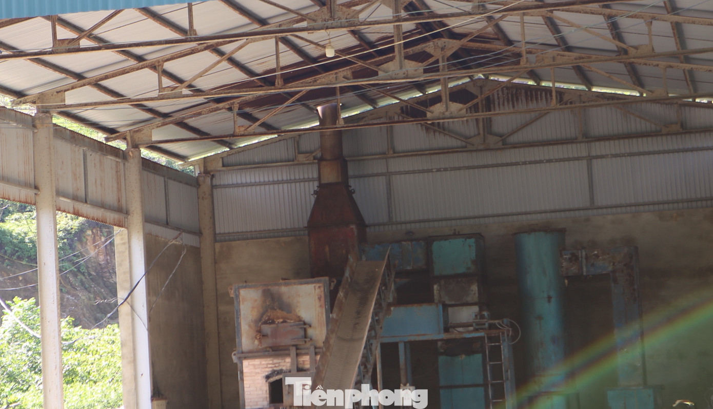 Việc đầu tư lò đốt tiền tỷ nhưng không thể hoạt động do vi phạm khoảng cách đã gây lãng phí. Trong ảnh: hệ thống máy móc có dấu hiệu xuống cấp. Việc đầu tư lò đốt tiền tỷ nhưng không thể hoạt động do vi phạm khoảng cách đã gây lãng phí. Trong ảnh: hệ thống máy móc có dấu hiệu xuống cấp.