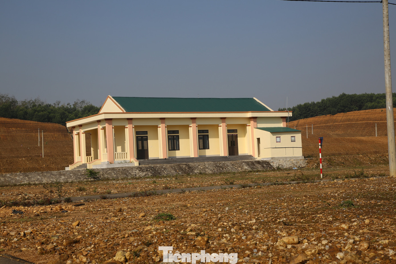 Nhà văn hoá tại khu tái định cư đã hoàn thiện nhưng chưa được sử dụng.