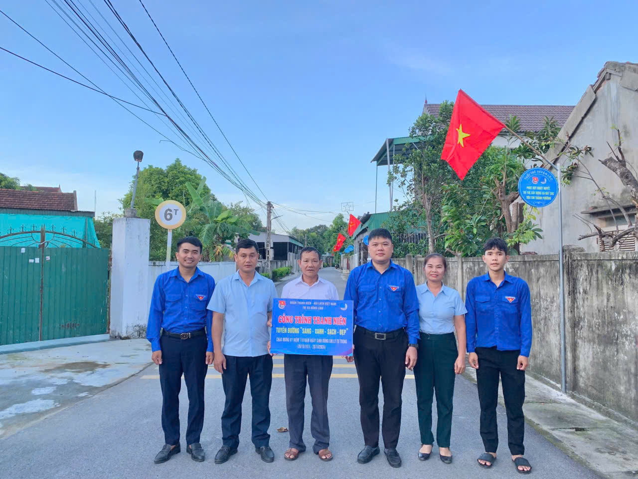 Tại thị xã Hồng Lĩnh, sau nhiều ngày thi công, Ban Thường vụ Thị Đoàn đã xây dựng 2 công trình thanh niên gồm hỗ trợ xây dựng nhà ở hộ nghèo thoát nghèo; Xây dựng tuyến đường xanh sạch đẹp với tổng trị giá ước tính 20 triệu đồng.