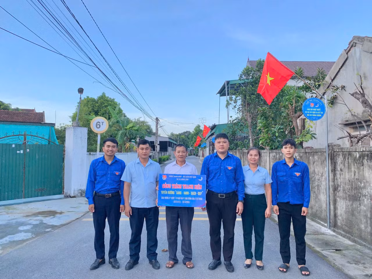 Tại thị xã Hồng Lĩnh, sau nhiều ngày thi công, Ban Thường vụ Thị Đoàn đã xây dựng 2 công trình thanh niên gồm hỗ trợ xây dựng nhà ở hộ nghèo thoát nghèo; Xây dựng tuyến đường xanh sạch đẹp với tổng trị giá ước tính 20 triệu đồng.