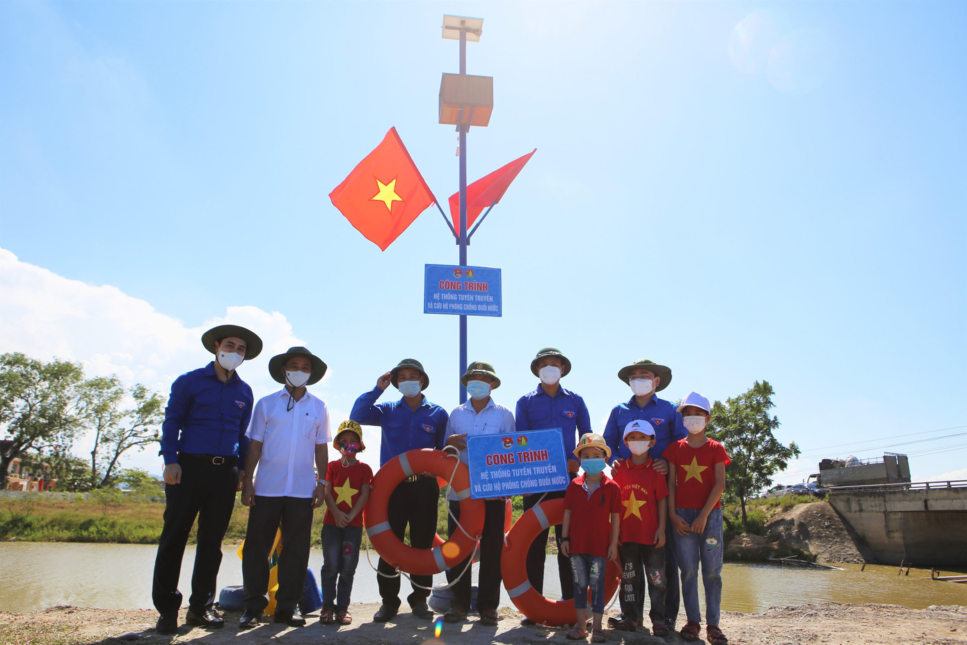 Cũng trong chiều nay, đoàn công tác đã đến khánh thành công trình tại thôn Mộc Hải, xã Thạch Ngọc - địa điểm có nguy cơ cao xảy ra tai nạn đuối nước đối với trẻ em.